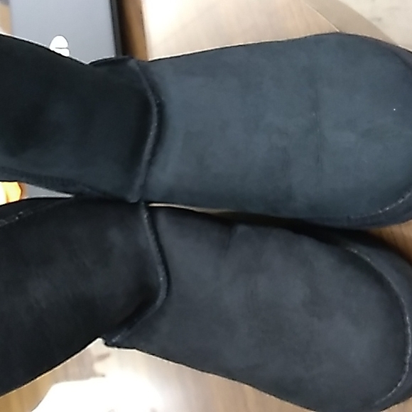 Uggs great for those cold days - Picture 1 of 4